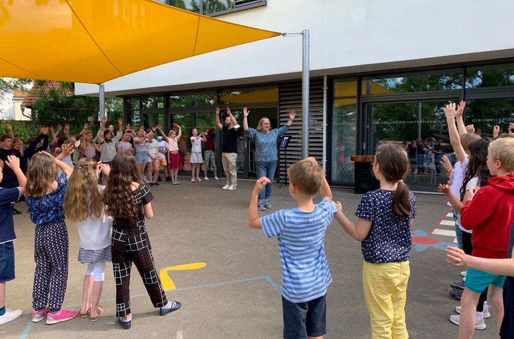 Es tönen die Lieder … – Frühlingssingen auf dem Schulhof