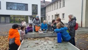 Ausflug ins Feld mit der Naturpädagogin Mara Waldschmidt