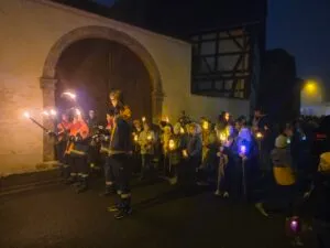 Stimmungsvolles Lichtermeer beim St.-Martins-Umzug in Igstadt