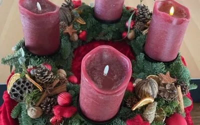 Adventszauber erfüllt die Schule – mit Liedern, Licht und einer großzügigen Buchspende