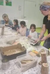 Besuch der Naturpädagogin Mara Waldschmidt – Bau einer Insektennisthilfe